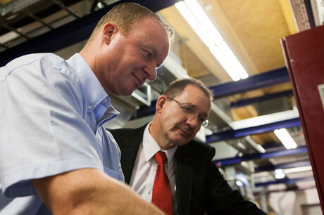 Ingeniør hos Kaeser, Hages, og Baumgarten fra ZF Friedrichhafen i samtale
