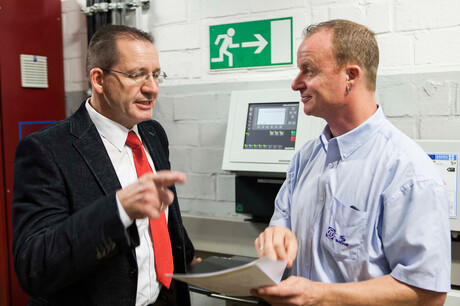 Ingeniør hos Kaeser Kompressoren, Hages, og Baumgarten fra ZF Friedrichshafen taler om planerne for trykluftstationen