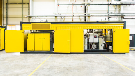 Åbnet trykluftcontainer med synlige skruekompressorer fra Kaeser Kompressoren.