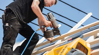 Også til sømning med trykluft leverer KAESER- håndværkskompressoren i.Comp 3 altid behovstilpasset trykluft.