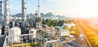 Trykluftkompressorer fra KAESER KOMPRESSORER i et moderne raffinaderi – effektiv, sikker og innovativ teknologi til pålidelig trykluftforsyning i olie- og gasindustrien.